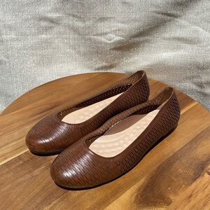Walking Cradles Blaire Brown Perforated Leather Slip On Ballet Flats Size 9 Wide